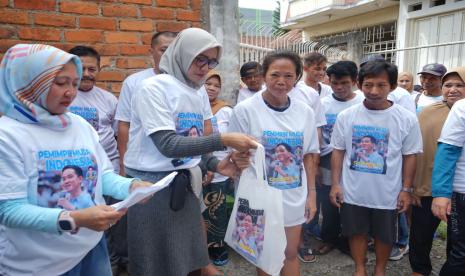 Pembagian sembako di Sukabumi, Jawa Barat. 