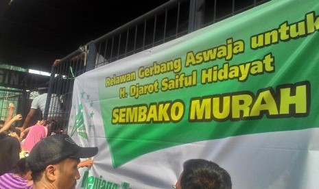 Pembagian sembako oleh relawan calon wakil gubernur Djarot S Hidayat.