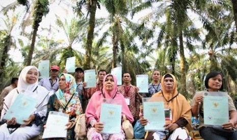 Pembagian sertifikat tanah di Desa Suka Maju, Kecamatan Bagan Sinembah, Kabupaten Rokan Hilir, Provinsi Riau, Rabu (9/5).