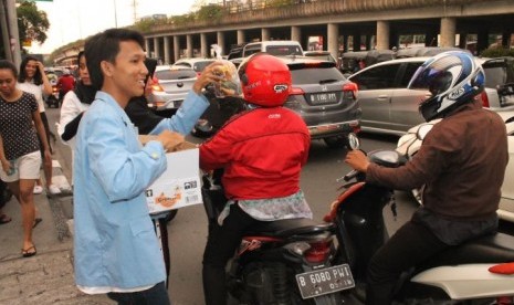 Pembagian ta'jil di depan kampus STMIK Nusa Mandiri kampus Kramat 18 Jakarta.