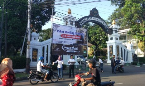 Pembagian takjil untuk pengendara.