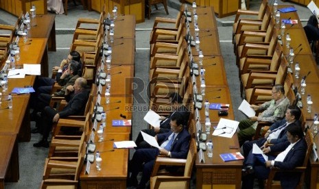 Pembahasan RAPBN 2016. Anggota DPR RI mengikuti Sidang Paripurna di Kompleks Parlemen, Jakarta, Rabu (20/5).