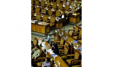 Pembahasan RAPBN 2016. Anggota DPR RI mengikuti Sidang Paripurna di Kompleks Parlemen, Jakarta, Rabu (20/5).