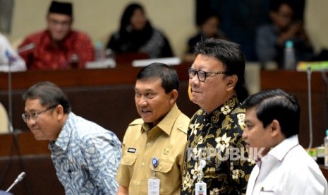 Pembahasan RUU Ormas. Mendagri Tjahjo Kumolo (kedua kanan) bersama Menkominfo Rudiantara (kiri) mengikuti Rapat Kerja bersama Komisi II DPR RI, Komplek Parlemen Senayan, Jakarta, Senin (16/10).