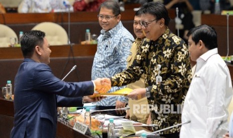 Pembahasan RUU Ormas. Mendagri Tjahjo Kumolo menerima draft pandangan Komisi Partai Golkar saat mengikuti Rapat Kerja bersama Komisi II DPR RI, Komplek Parlemen Senayan, Jakarta, Senin (16/10). Rapat ini membahas RUU Penetapan Perppu Ormas. Selain itu, juga dibacakan pandangan komisi-komisi terkait RUU Penetapan Perppu Ormas. DPR hari ini menunda pengambilan keputusan Perppu Ormas.