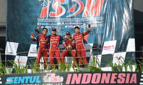 Pembalap ABM Motorsport (kiri ke kanan) Paul Montolalu, Posma Panggabean, Silas Adriyanto dan Gerhard Lukita sedang memegang piala saat di podium juara dalam perhelatan Indonesian Sentul Serie of Motorsport (ISSOM) 2016 seri ke-5 yang dihelat di Sirkuit In