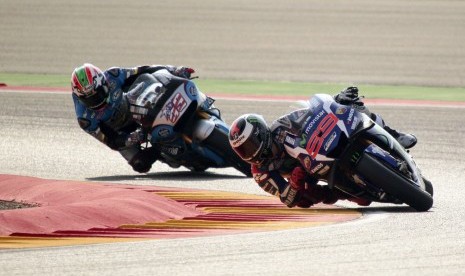 Pembalap Amerika Serikat, Nicky Hayden (kiri) membuntuti Jorge Lorenzo dalam sebuah sesi latihan bebas di sirkuit Aragon, Spanyol, akhir September. Di GP Aragon, Hayden finis di urutan ke-15.