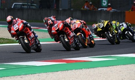 Pembalap asal Italia Andrea Dovizioso (kiri) dan Pembalap Danilo Petrucci dari Ducati Team saat beraksi dalam ajang MotoGP di Sirkuit Mugello