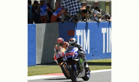 Pembalap asal Spanyol, Jorge Lorenze (kanan) dari Movistar Yamaha melaju terdepan pada MotoGP di sirkuit Mugello, Italia (Ahad (22/5).