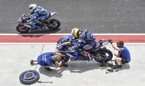 Pembalap berada di area paddock saat sesi latihan bebas pertama (Free Practice) balapan World Superbike (WSBK) di Pertamina Mandalika International Street Circuit di KEK Mandalika, Desa Kuta, Kecamatan Pujut, Praya, Lombok Tengah, NTB, pada 19 November 2021. ilustrasi