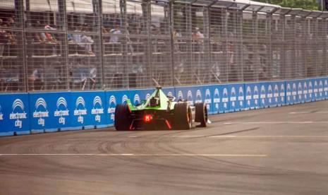 Pembalap beraksi di Formula E yang berlangsung pada tanggal 3-4 Juni 2023 di AGI Jakarta International E-Prix Circuit (JIEC), Ancol Jakarta. 