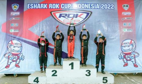 Pembalap cilik berbakat, Abyan Aqila (tengah), kembali meraih podium juara 1 pada laga pemungkas kejuaraanEshark Rok Cup 2022. 