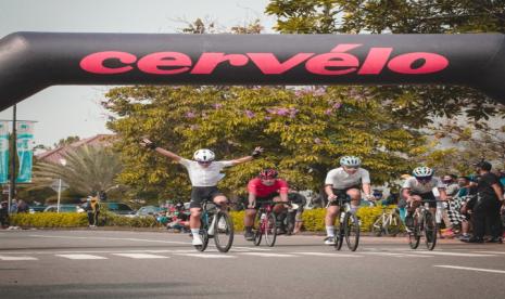 Pembalap dari ASC Cycling finish terdepan di ajang Balap Sepeda Kota Wisata, Ahad (23/5).