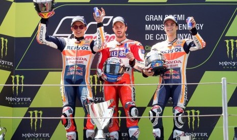 Pembalap Ducati Andrea Dovizioso (tengah) menjuarai GP Katalunya, Ahad (11/6).