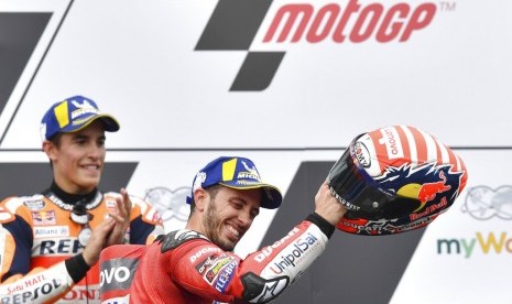 Pembalap Ducati, Andrea Dovizoso (kanan) dan pembalap Repsol Honda, Marc Marquez di podium GP Austria, Ahad (11/8).