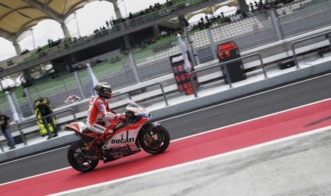 Pembalap Ducati, Jorge Lorenzo saat menjalani tes di sirkut Sepang, Malaysia, Selasa (31/1).