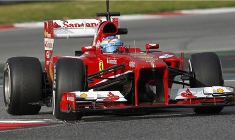 Pembalap F1 dari Ferrarinya, Fernado Alonso, memacu jet daratnya dalam sesi latihan di Sirkuit Catalunya, Barcelona, Spanyol, Selasa (19/2). 