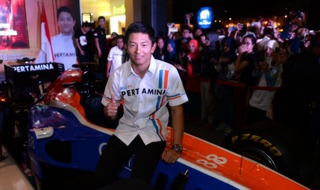 Pembalap F1 Indonesia Rio Haryanto saat berjumpa dengan fans atau dikenal sahabat Rio di salah satu pusat perbelanjaan, Jakarta, Kamis (7/4) malam. Antuasiasme para fans semakin menjadi ketika melihat mobil tim Rio yakni Manor Racing, ikut dipamerkan di te