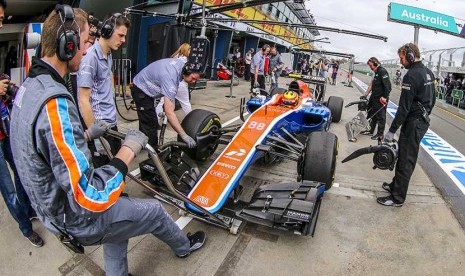 Pembalap F1 Tim Manor, Rio Haryanto di sirkuit Albert Park, Melbourne, Australia.