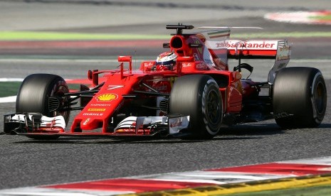 Pembalap Ferrari, Kimi Raikkonen pada sesi tes pramusim di sirkuit Catalunya, Barcelona, Spanyol, Jumat (10/3).