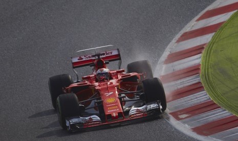 Pembalap Ferrari, Kimi Raikkonen pada tes pramusim F1 di sirkuit Catalunya, Spanyol, Kamis (2/3).