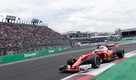 Pembalap Ferrari pada sesi latihan bebas kedua GP Meksiko di sirkuit Hermanos Rodriguez, Sabtu (29/10).