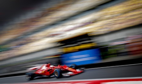 Pembalap Ferrari, Sebastian Vettel dalam sesi latihan bebas GP Cina di sirkuit Shanghai, akhir pekan ini.