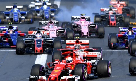 Pembalap Ferrari, Sebastian Vettel memimpin di depan pada balapan GP Australia di sirkuit Albert Park, Melbourne, Ahad (26/3).