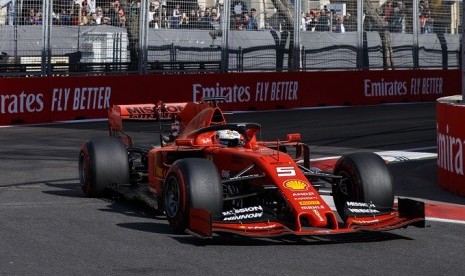 Pembalap Ferrari Sebastian Vettel mengendarai mobil SF90.