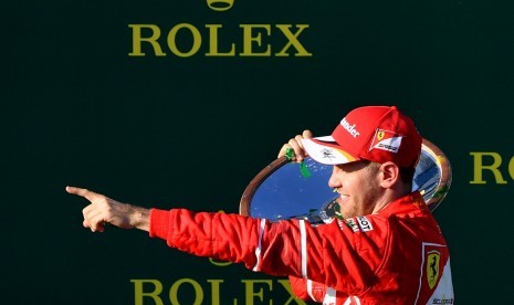  Pembalap Ferrari, Sebastian Vettel meraih podium pertama GP Australia, di sirkuit Albert Park, Melbourne, Ahad (26/3).