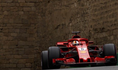 Pembalap Ferrari, Sebastian Vettel pada babak kualifikasi GP Azerbaijan di Sirkuit Baku, Sabtu (28/4).