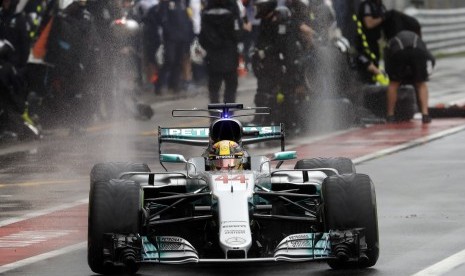 Aksi pembalap Mercedes Lewis Hamilton di Sirkuit Monza, Italia. (ilustrasi)