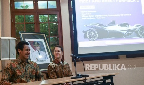 Pembalap Formula 2 asal Indonesia, Sean Gelael (kiri) bersama Pembalap Formula E asal Belgia Stoffel Vandoorne (kanan) menjadi pembicara terkait persiapan Formula E di Gedung Blok G, Balai Kota, Jakarta, Selasa (12/11/2019).