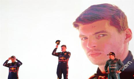 Pembalap Formula Satu asal Belanda Max Verstappen (tengah) diapit pembalap Meksiko Sergio Perez (kiri) dari Red Bull Racing dan Fernando Alonso dari Aston Martin (kanan) berpose di atas podium juara Grand Prix Formula Satu (F1) Bahrain di Sirkuit Sakhir, Bahrain, Ahad 5 Maret 2023. 