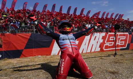 Pembalap Gresini Racing Marc Marquez merayakan keberhasilan menjuarai GP Aragon.