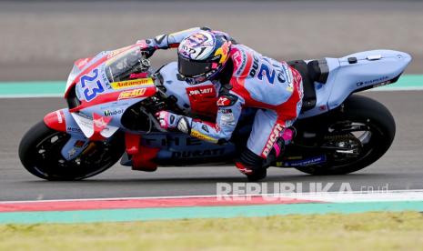 Pembalap Gresini Racing MotoGP Enea Bastianini memacu kecepatan sepeda motornya. Gresini Racing kental dengan nuansa Indonesia karena adanya sponsor dari berbagai perusahaan asal Indonesia yang mendukung kiprah Bastianini dan tim. 