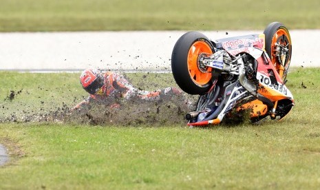 Pembalap Honda, Marc Marquez tergelincir ke luar lintasan sirkuit Philip Island, Australia, Ahad (23/10). Balapan MotoGP seri Australia akhirnya dimenangi oleh Cal Crutchlow