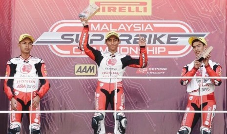 Pembalap Indonesia, Afridza Syach (tengah), dalam laga Astra Honda Racing Team di Sirkuit Sepang, Agustus 2019.