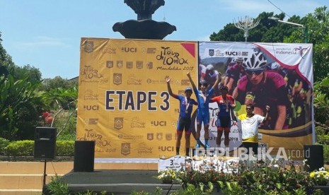 Pembalap Indonesia Aiman Cahyadi (kiri) dari tim Sapura Cycling Malaysia finish di urutan ketiga pada etape III Tour de Lombok Mandalika (TdLM) 2018. Pria berusia 24 tahun itu finish di belakang pembalap Jepang, Shiki Kuroeda (tengah) dari Aisan Racing Team dan pembalap Malaysia, Anuar Manan (kedua dari kanan) dari tim Forca Amskin yang berada di posisi satu dan dua.