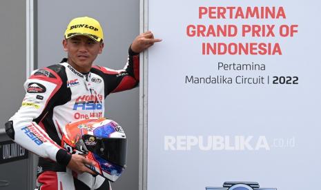 Pembalap Indonesia Mario Suryo Aji (tengah) yang tergabung dalam Honda Team Asia berfoto di parc ferme usai sesi kualifikasi Moto3 seri Pertamina Grand Prix of Indonesia 2022 di Pertamina Mandalika International Street Circuit, Lombok Tengah, NTB, Sabtu (19/3/2022). Mario berhasil meraih posisi ketiga pada kualifikasi tersebut, sementara pole position direbut pembalap CFMoto Racing Pruestel GP Carlos Tatay dan peringkat dua diraih pembalap MT Helmets-MSI Diogo Moreira. 