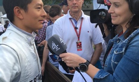 Pembalap Indonesia, Rio Haryanto usai balapan pertamanya di F1 Melbourne, Australia saat diwawancarai reporter televisi, Ahad (20/3)