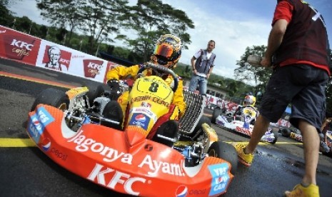 Pembalap Indonesia Sean Gelael bersiap menghadapi race 1 Kejuaraan Indonesia Kart Prix 2012 di Sirkuit Karting Internasional Sentul, Sabtu (28/1).