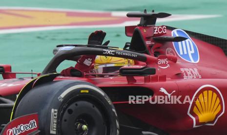 Pembalap Inggris Lewis Hamilton melambaikan tangan kepada para penggemar saat mengemudikan Ferrari Formula One SF-23 di lintasan uji coba pribadi Ferrari, di Fiorano Modenese, Italia, Rabu, 22 Januari 2025.