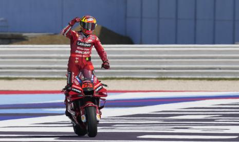 Pembalap Italia Francesco Bagnaia dari Ducati Lenovo Team melakukan selebrasi usai balapan MotoGP di Sirkuit Phillip Island, Australia, Ahad (16/10/2022). 