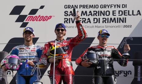 Pembalap Italia Francesco Bagnaia dari Ducati Lenovo Team, tengah, berpose dengan pembalap Italia Enea Bastianini dari MotoGP Gresini Racing, kiri, dan pebalap Spanyol Maverick Vinales dari Aprilia Racing setelah memenangkan balapan MotoGP San Marino Motorcycle Grand Prix ??di sirkuit Misano di Misano Adriatico, Italia, , 4 September 2022. 