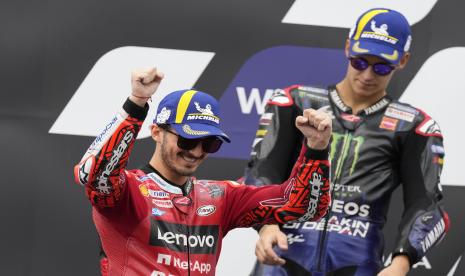 Pembalap Italia Francesco Bagnaia, kiri, merayakan kemenangannya dengan pebalap Prancis Fabio Quartararo yang menempati posisi kedua di podium balapan Moto GP sebagai bagian dari Grand Prix sepeda motor Austria di Red Bull Ring di Spielberg, Austria, Ahad, 21 Agustus 2022. 