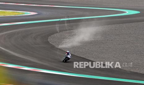 Pembalap LCR Honda Alex Marquez keluar lintasan pada hari pertama tes pramusim MotoGP 2022 di Pertamina Mandalika International Street Circuit, Lombok Tengah, NTB, Jumat (11/2/2022). MGPA akan melakukan pengaspalan ulang sebagian lintasan Sirkuit Mandalika, sebulan jelang balapan yang berlangsung pada 18-20 Maret 2022.