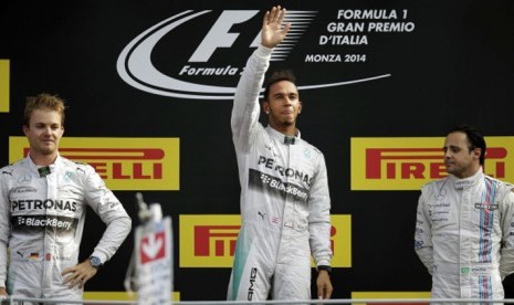 Pembalap Lewis Hamilton (tengah).