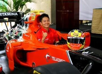 Pembalap masa depan Indonesia, Rio Haryanto, melakukan sesi foto saat jumpa pers di Jakarta, Selasa (20/3).