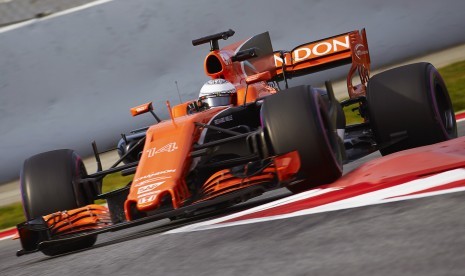 Pembalap McLaren Honda, Fernando Alonso saat menjalani tes pramusim di sirkuit Catalunya, Spanyol, Rabu (1/3).